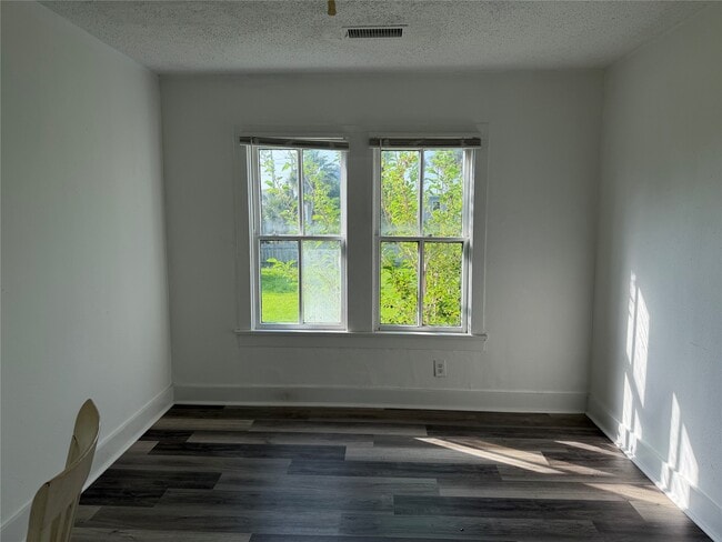 Building Photo - 2303 Victory Ave