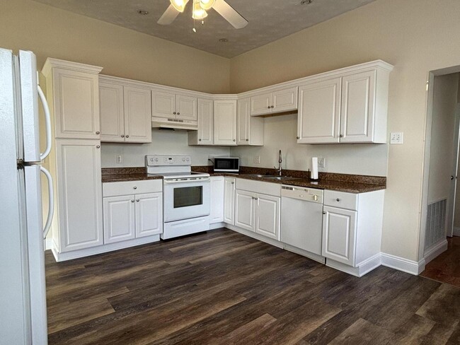 Building Photo - 35 Ash St