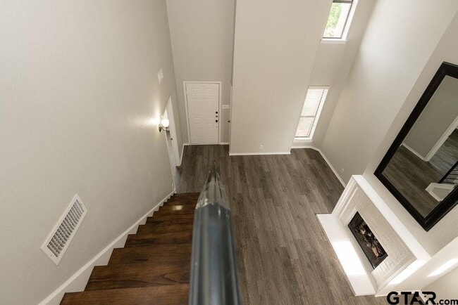 Building Photo - 5811 Hollytree Dr