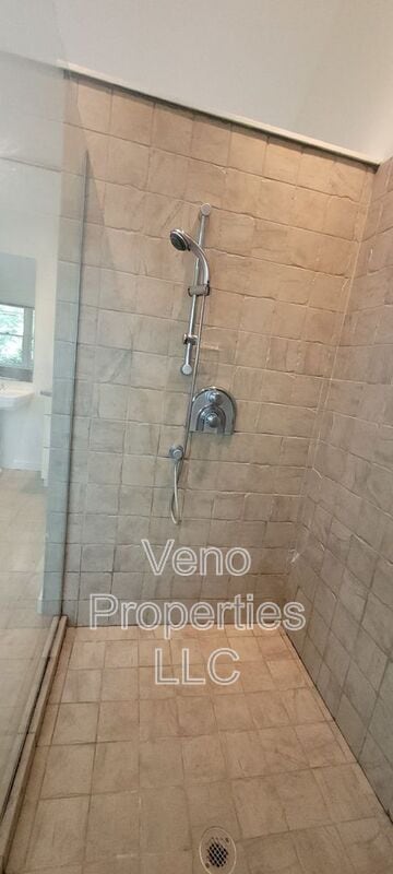 Building Photo - 16 Maple Ave