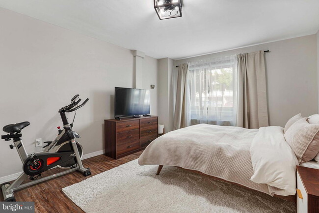 Building Photo - Welcome to this lovely and spacious fully remodeled 1 bedroom, 1 bath condo at The Cavendish