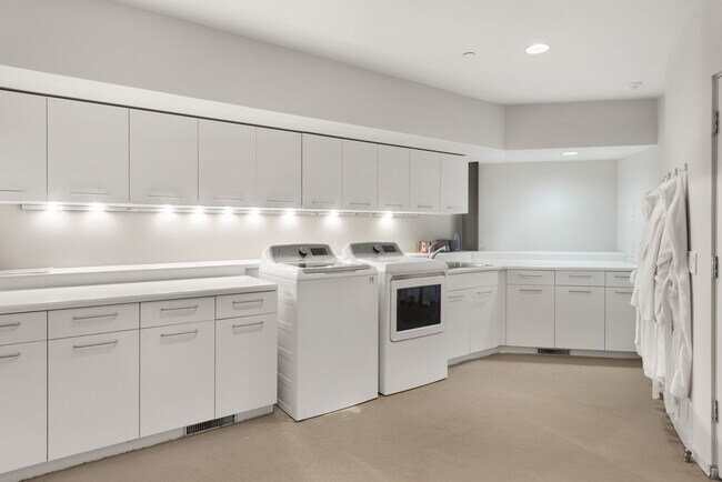 Building Photo - 821 Cluny Rd