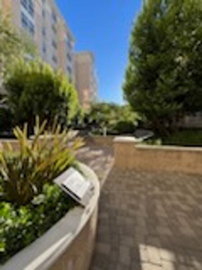 Building Photo - Epic REA - Great 1 BR/1 BA Condo w/Parking...