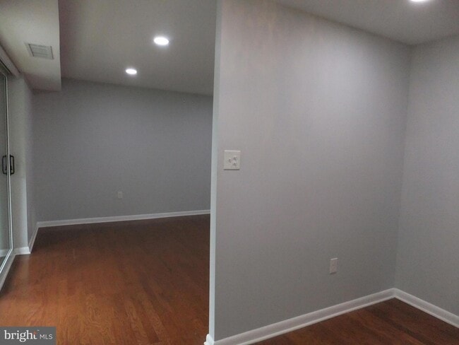 Building Photo - 1637 Oakwood Dr