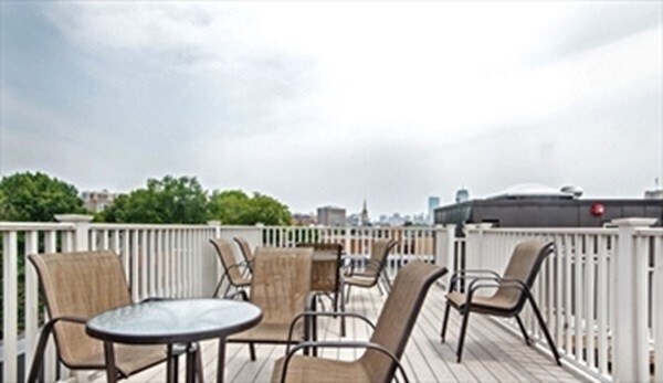 Building Photo - 1060 Beacon St