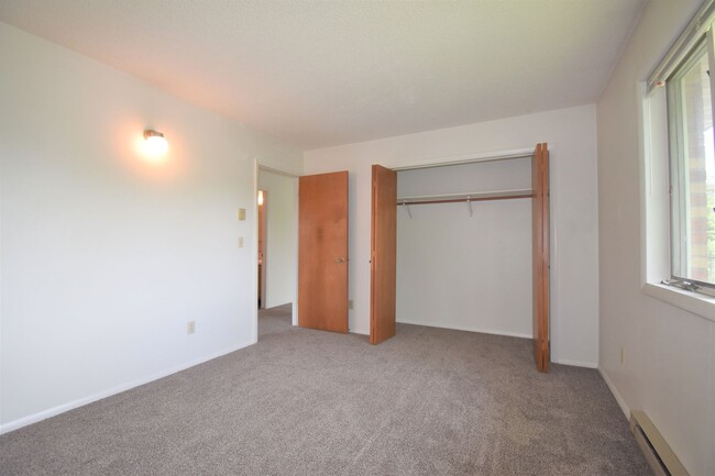 Building Photo - Top Floor Two Bedroom! Great Cental Location