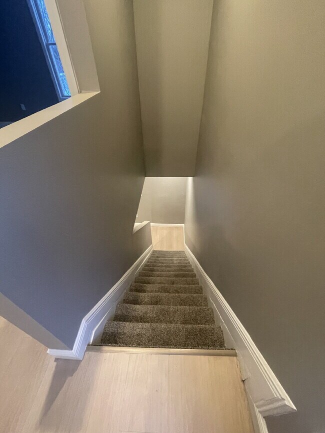 Building Photo - 3 Bedroom Fresh Renovation in Leetsdale!