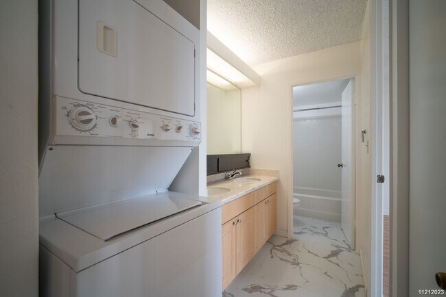 Building Photo - 1 BD/ 1 BA in Pearl One