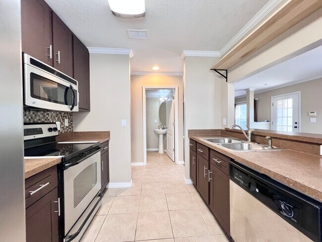 Building Photo - Gorgeous 3-bedroom, 2 1/2-bath End Unit To...