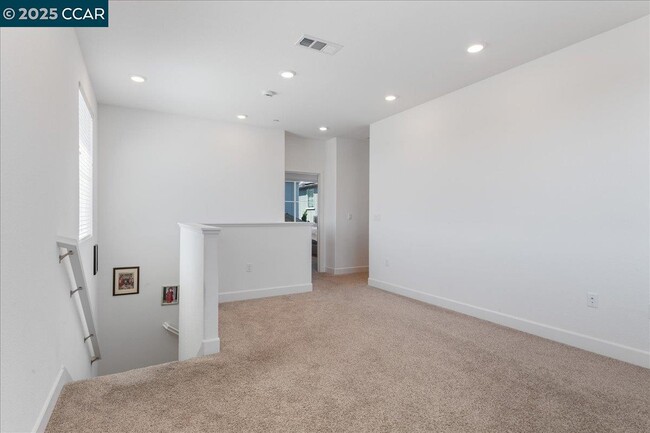 Building Photo - 300 Hideaway Ln