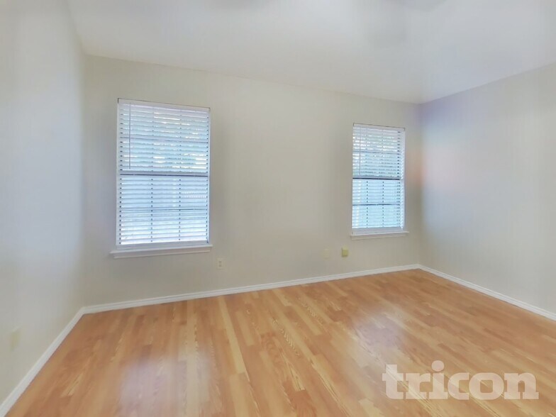 Building Photo - 1027 Brittany Dr