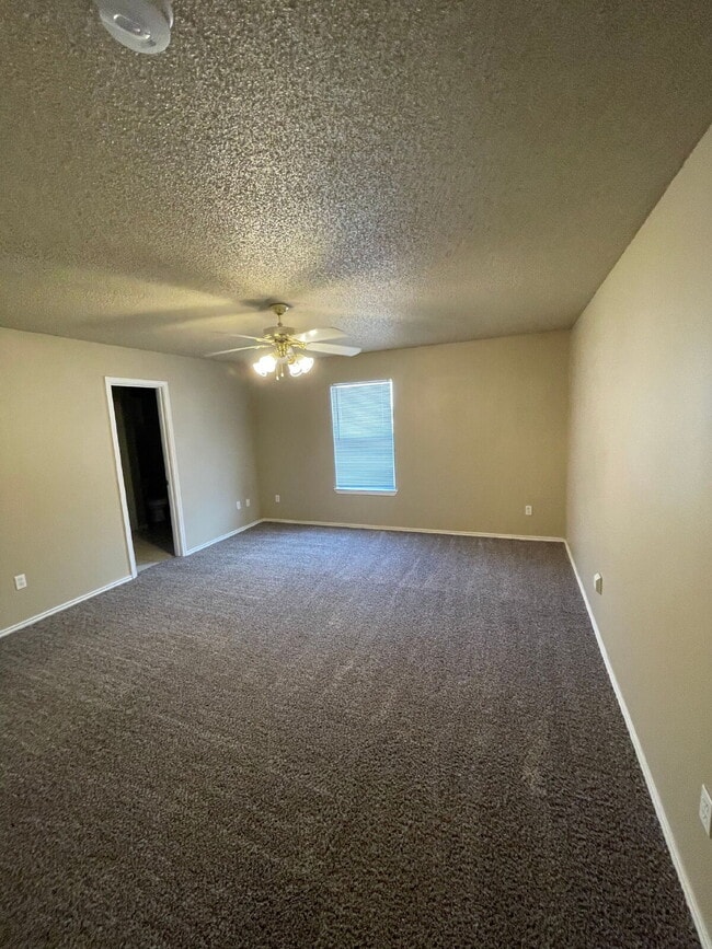 Building Photo - Duplex Located On Cul-De-Sac With A Basement!
