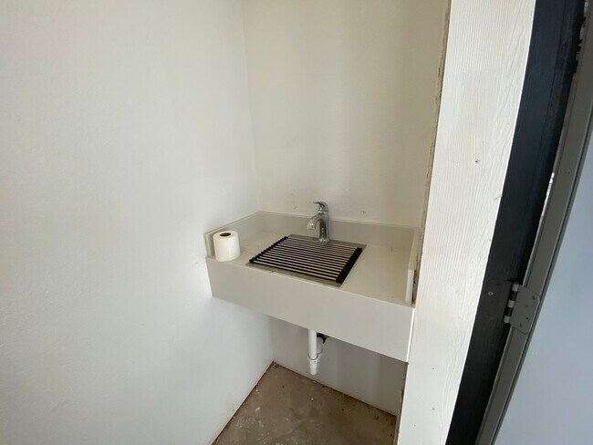 Building Photo - Fully Renovated Home on 5 Acres