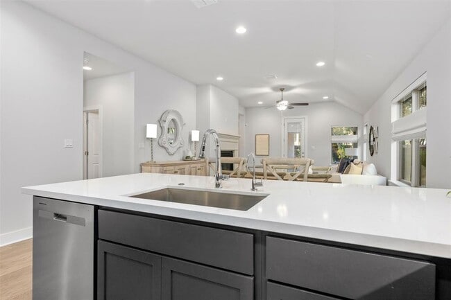 Building Photo - 418 Raleigh Dr