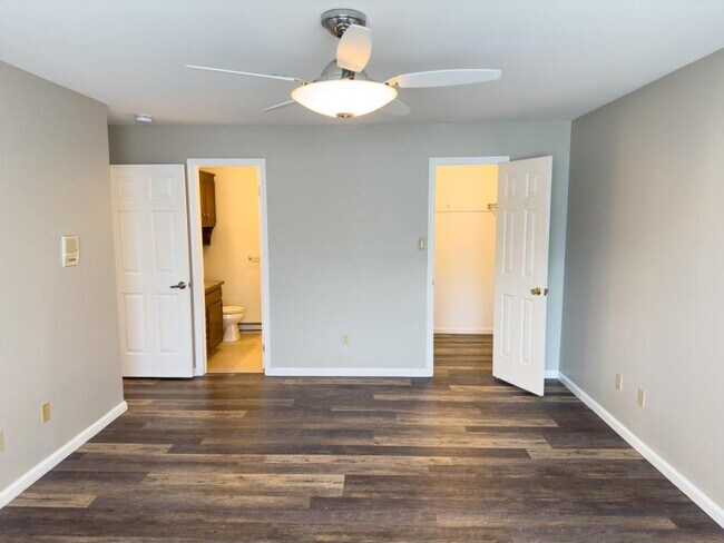 Building Photo - 4549 1/2 Hedgerow Dr