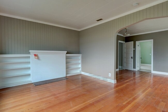 Building Photo - Pet Friendly 2 Bed, 1 Bath Home