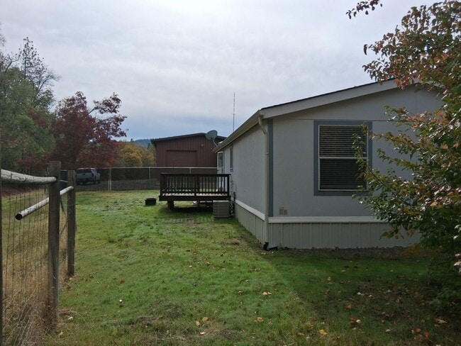 Building Photo - Peaceful Country Home
