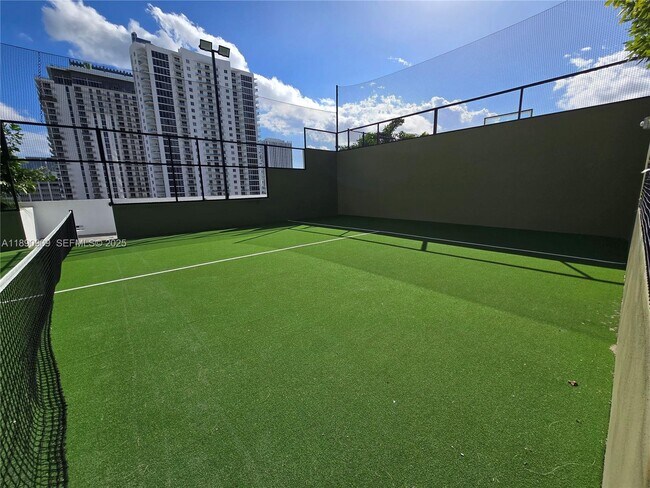 Building Photo - 700 NE 24th St