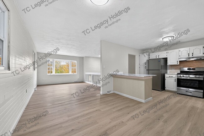Building Photo - 320 Diamond Ave