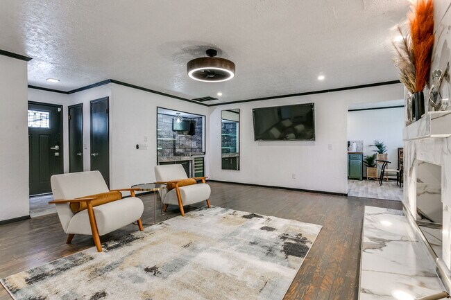 Building Photo - 1521 E Main St