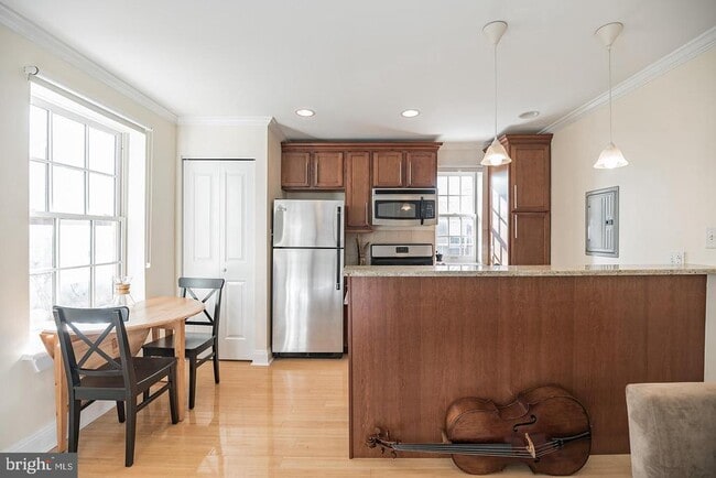 Building Photo - 1716 Pine St