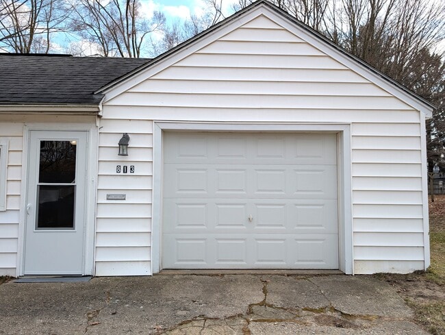 Building Photo - 813 E Pearl St