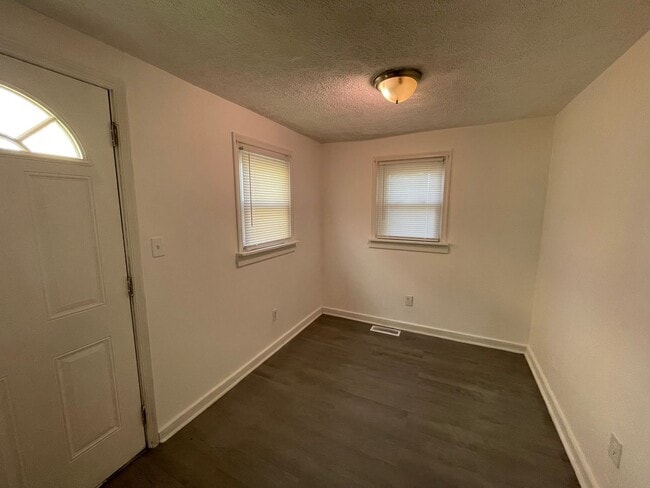 Building Photo - Renovated Home - Close to Downtown