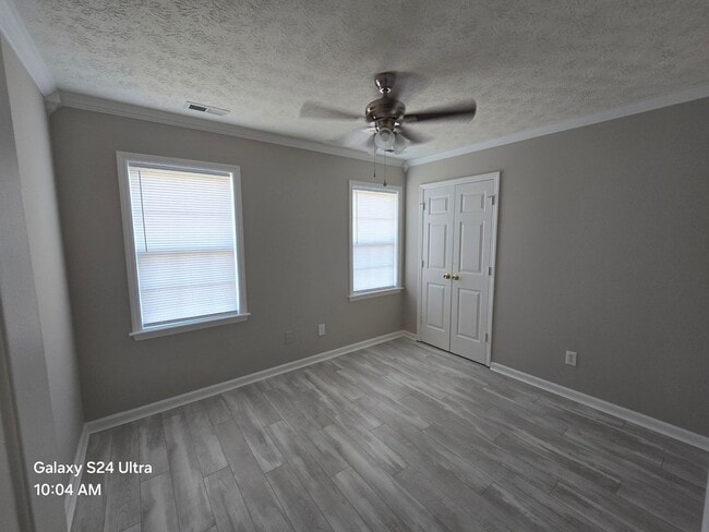 Building Photo - 3 Bedroom, 2 bath house with a bonus room and one car garage.