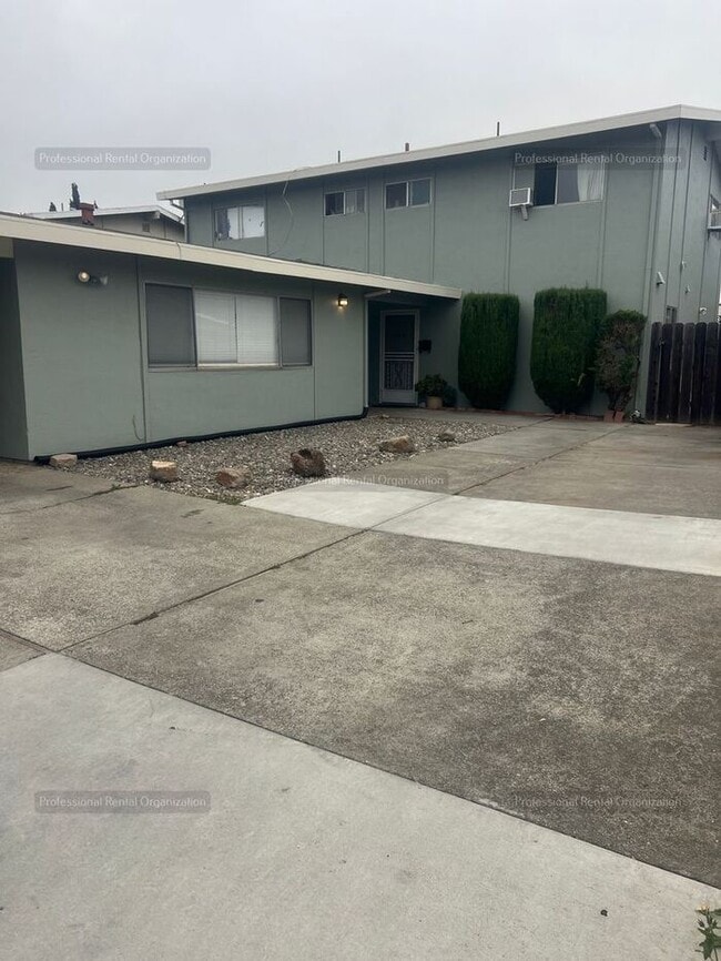 Building Photo - Location, Charm and comfort