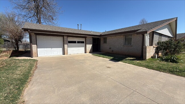 Building Photo - "Charming Space in Yukon, OK! Lawn care included!"