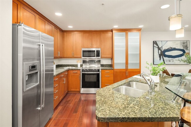 Building Photo - Quiet Magnolia condo within walking distan...