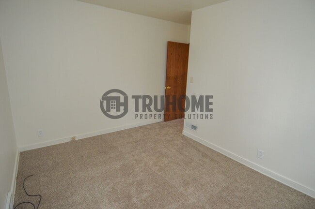 Building Photo - Spacious 5-Bedroom Home – Pet-Friendly and...