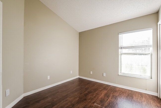 Building Photo - 70 Pine Arbor Dr