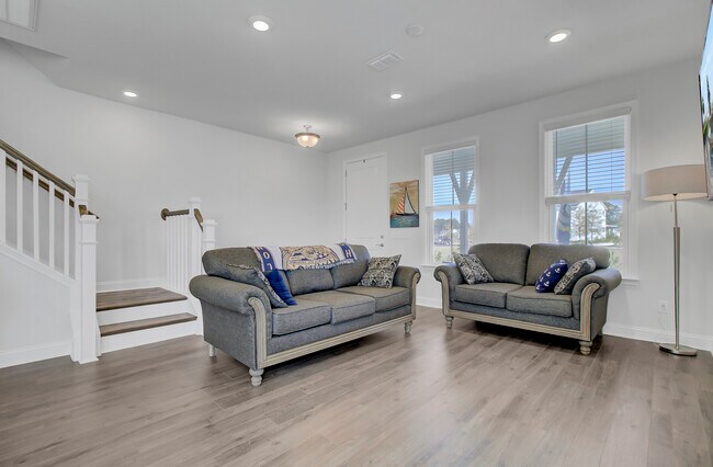 Building Photo - 360 Great Lawn Dr