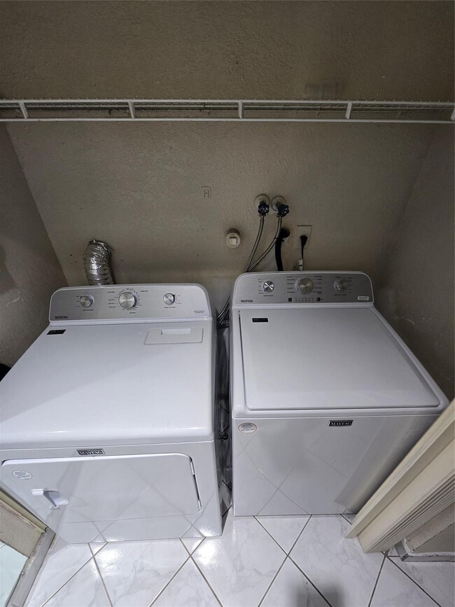 Building Photo - 8236 9th Ct