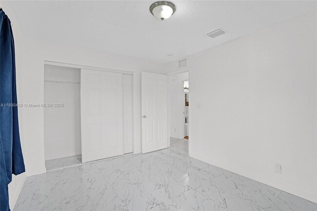 Building Photo - 3431 NW 5th Pl