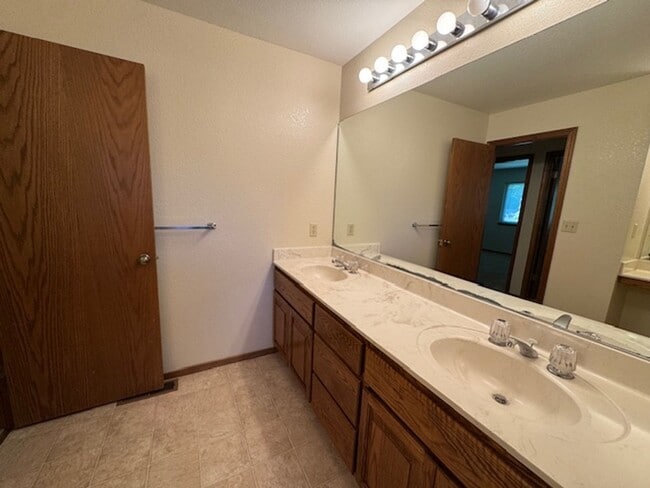Building Photo - Spacious 4 bedroom, single level home in M...