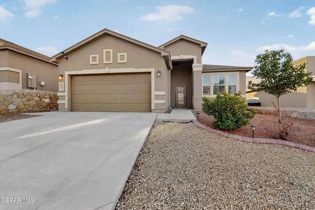 Building Photo - 220 S Manzanita Dr