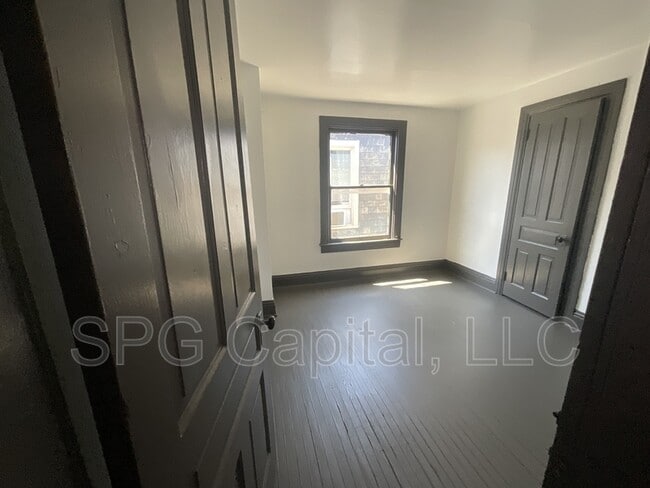 Building Photo - 1042 W Market St