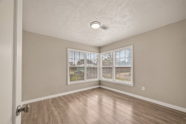 Building Photo - 1221 Parkway Dr