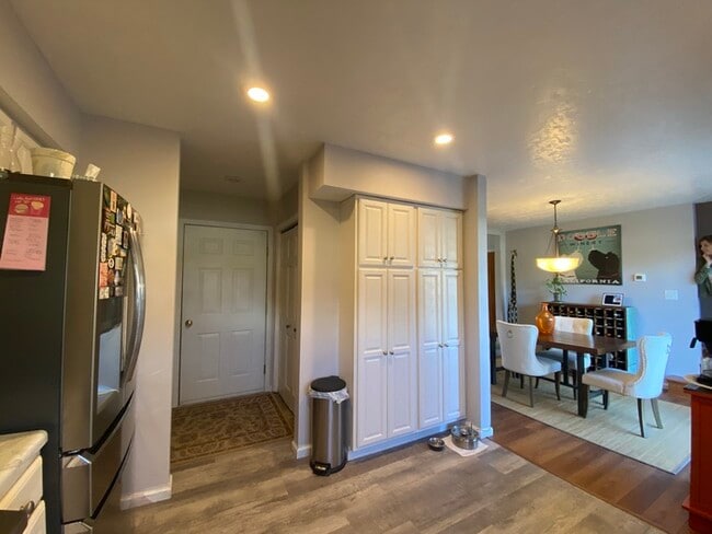 Building Photo - Gorgeous 3 bedroom 2.5 bath with one stall detached garage and fenced in backyard for rent!