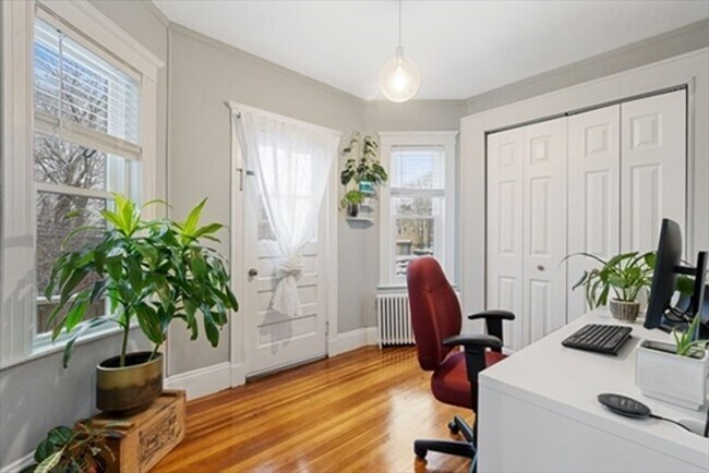 Building Photo - Parking - Free Laundry - Deck - Yard