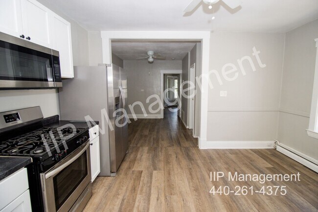 Building Photo - 1609 Lakewood Ave