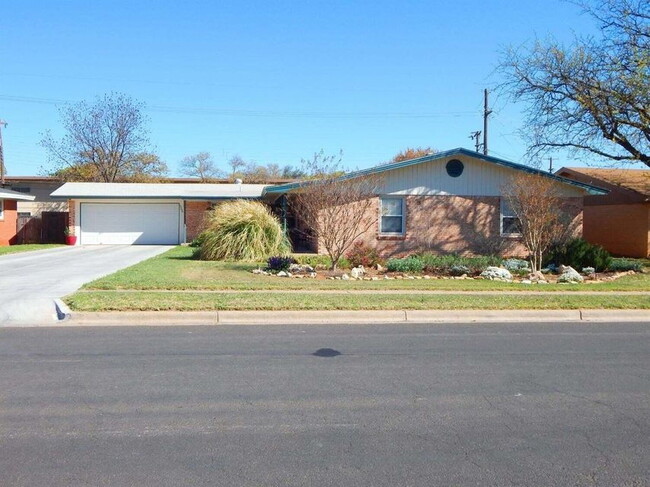 Primary Photo - Luxurious Three Bedroom Home Located Near ...