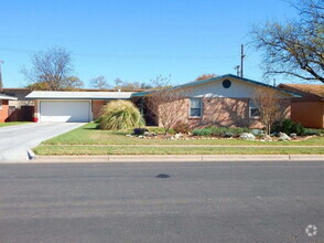Building Photo - Luxurious Three Bedroom Home Located Near ...