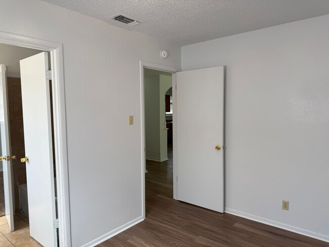 Building Photo - 132 Meadow Way