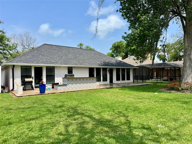Building Photo - 247 S Amherst Dr