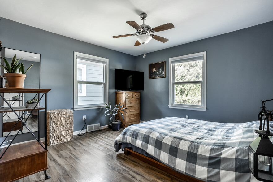 Bedroom 1 - 5860 Primrose Ave