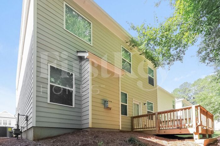 Building Photo - 305 Pinewood Dr