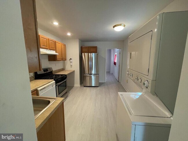 Building Photo - 2606 W Girard Ave